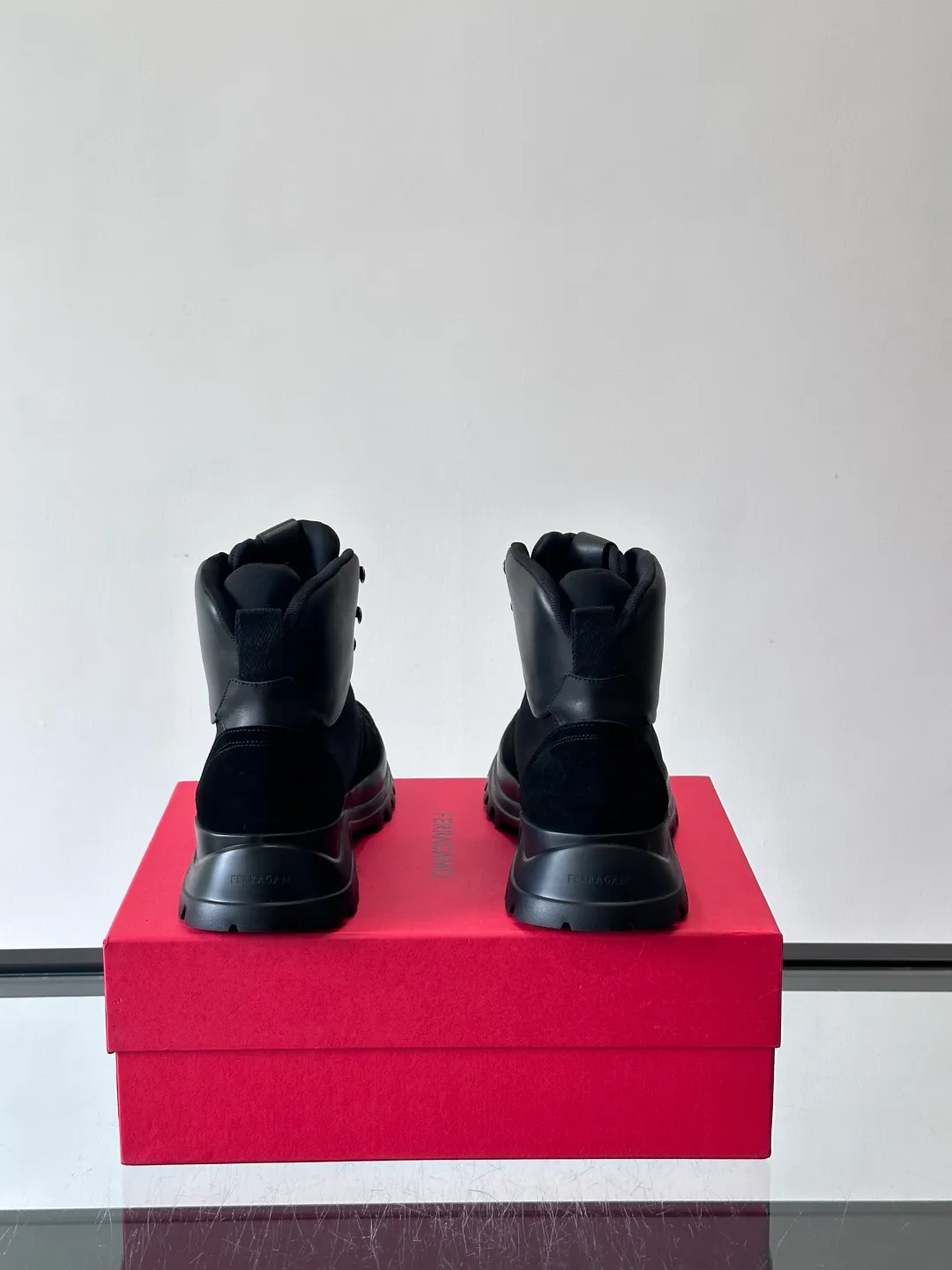 Men's shoes 💰960 Ferragamo's thick-soled lace-up short boots are made of suede + fabric splicing. They have a delicate texture and are breathable. The black rubber thick soles are wear-resistant and have strong traction. They can be worn every day outdoors! The shoelaces are super vibrant and the metal fastener details are perfect. The boot shaft is adjustable, comfortable and stable to wear. It goes well with workwear style or casual style in autumn and winter. It is warm and fashionable. It is suitable for outdoor activities or daily commuting! size: 39-44 (customized at 38.45.46)